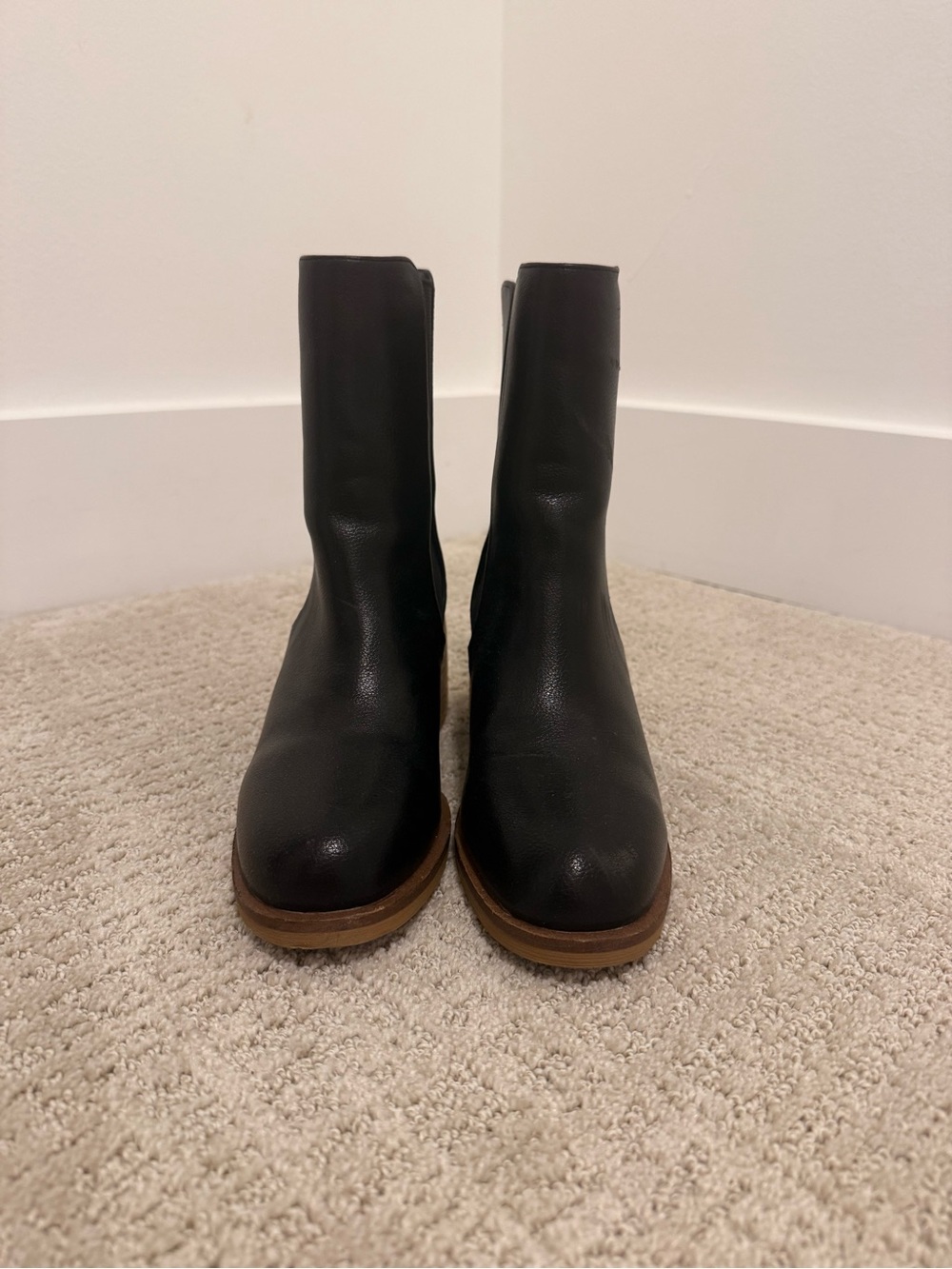 BEAST FASHION Women’s Black Leather Ankle Booties with Brown Sole Size 6